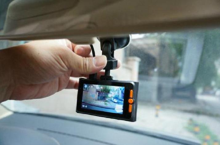 红绿灯坏了过路口扣分吗,遇到路口红绿灯坏了该怎么走呢