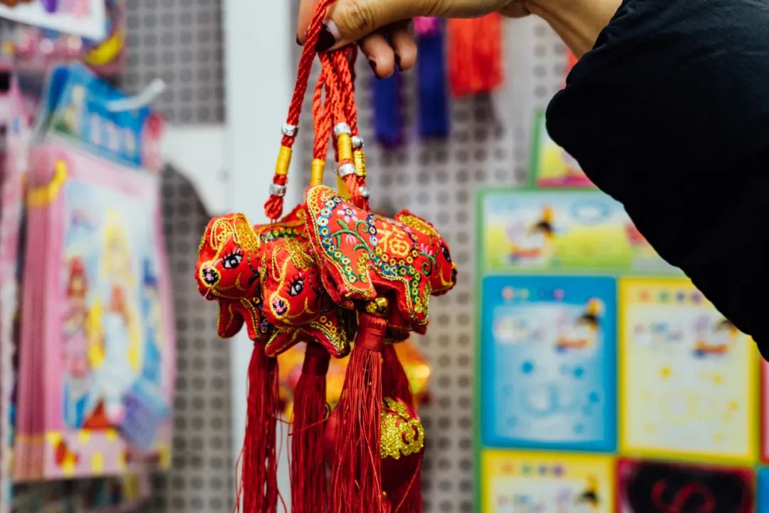 活着的两元店，2块钱能买啥？