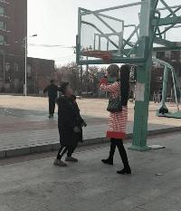 太有意思了，女朋友不屑一顾的表情很到位