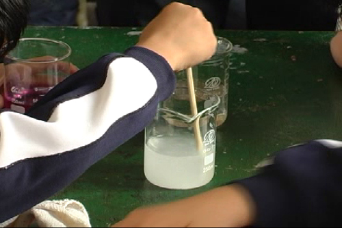 一斤盐倒进一斤水里最终多重,把一斤盐放到一斤水里是二斤吗