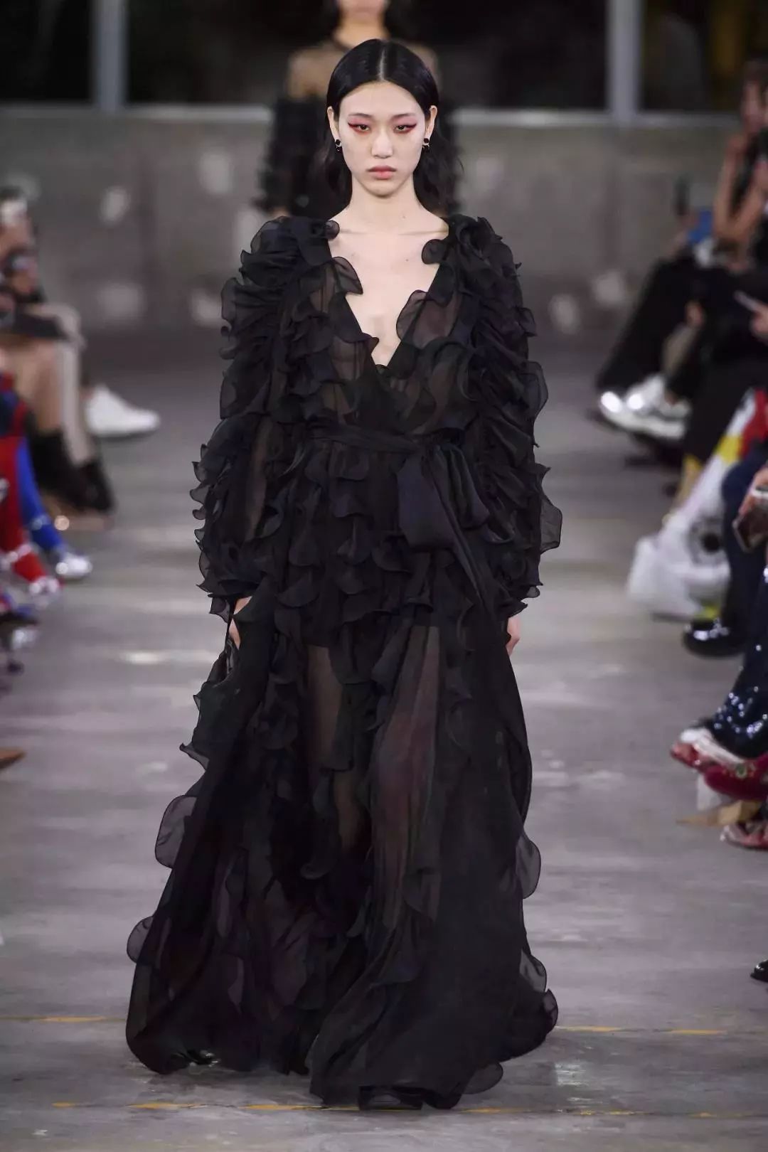 “Valentino红”降临东京，冠希哥说最近的生活“888”