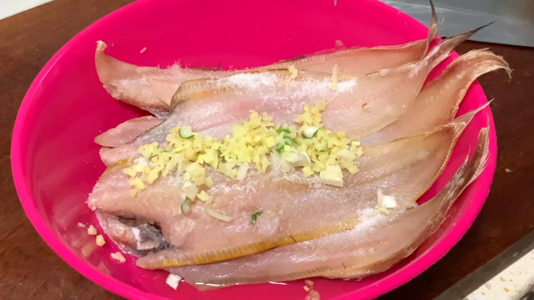 炸鱼只放面粉或淀粉都错了,炸鱼是放淀粉好还是面粉好