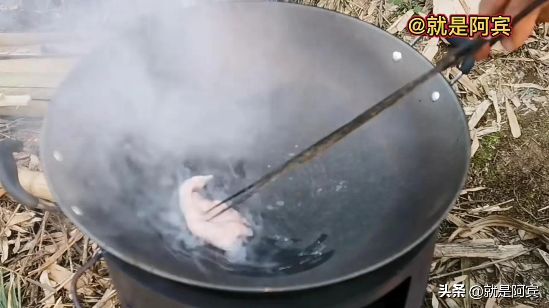 铁锅开锅时烧出的杂质怎么处理,新买的铁锅要用油擦几遍