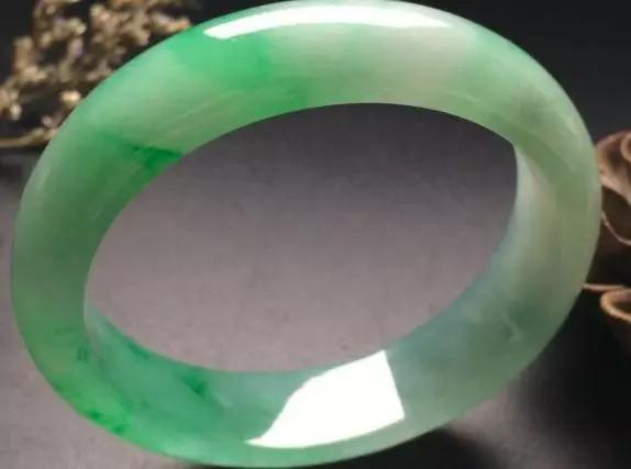 婆婆送的老翡翠手镯,婆婆送百年翡翠手镯