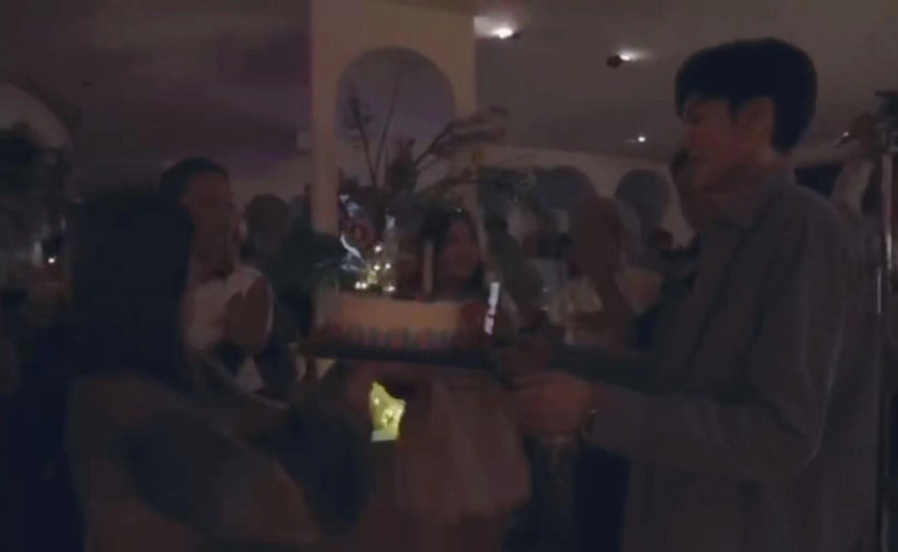 毕雯珺吴宣仪满糖宣言,吴宣仪给毕雯珺端蛋糕