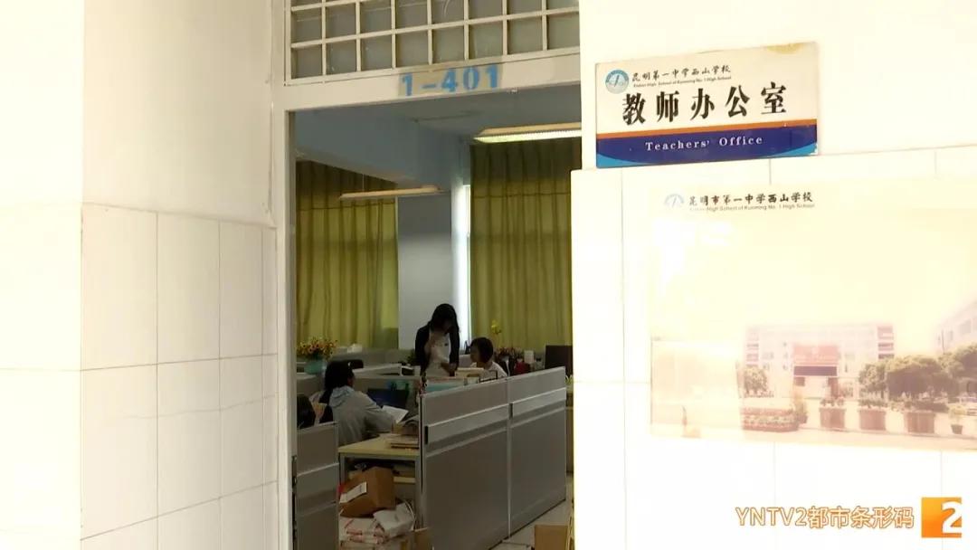 有最严厉的眼神，操最碎的心，她的这*鹰双**眼，是学生最怕的戒尺，也是最难忘的爱