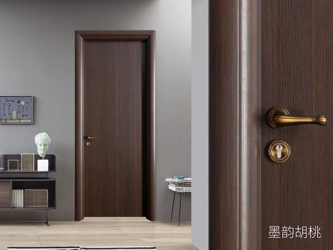 木门让生活回归简单本真的态度,原木风木门加线条