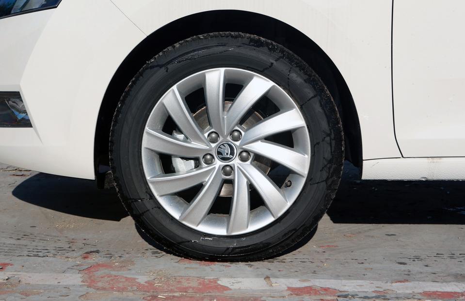 这合资底盘扎实，德系品质、桑塔纳*亲近**，油耗4毛，已跌至5.64万