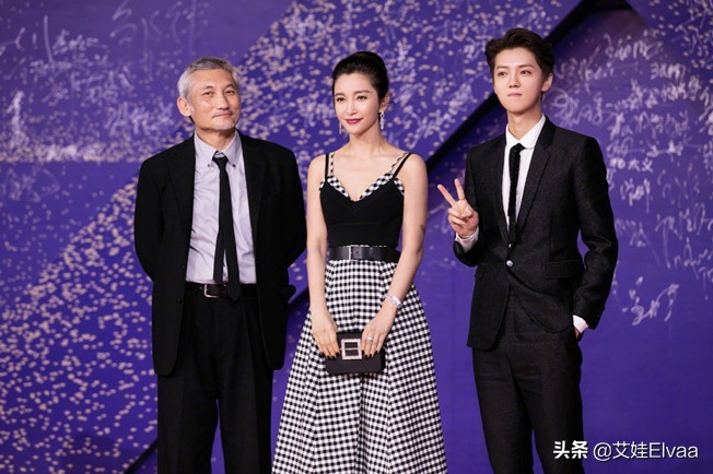 李冰冰环球影城被偶遇，穿背心变胖背厚手臂粗，这打扮一看就强势