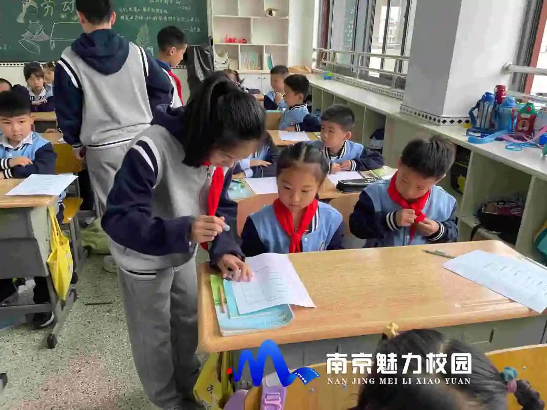 动态丨南京市百家湖小学:红领巾心向*党**2020级新生首批入队仪式