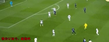 把球传给队友图片搞笑,gif把球传进球门