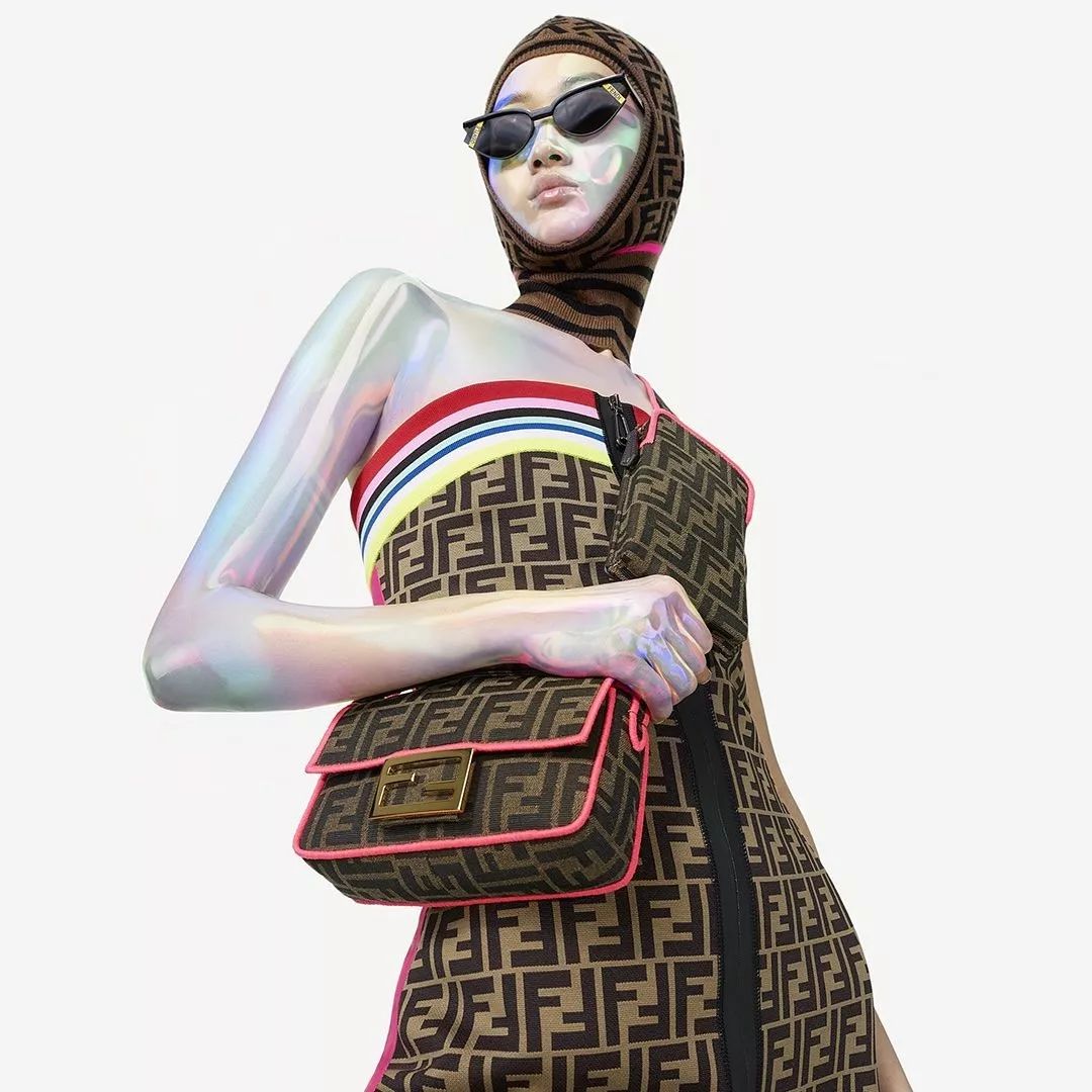 burberry近5年高级成衣的共性,Burberry为什么印花都在里面