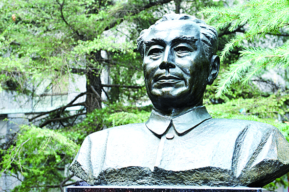 这所高校:受周总理亲切关怀,开创多个第一,多位“外交名将”都从此走出!