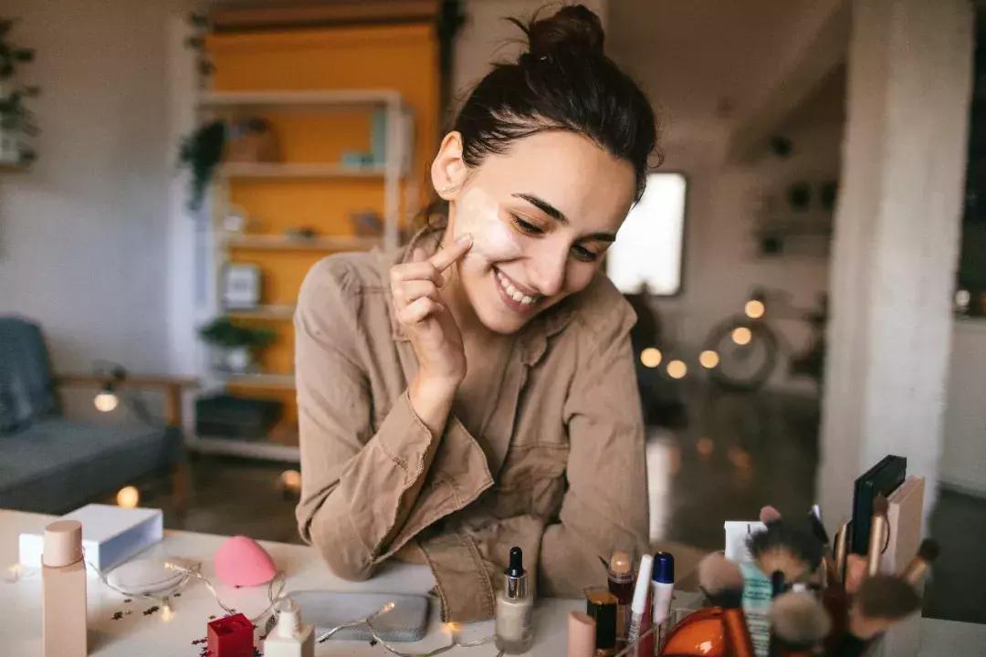 这届中国女人为了变美,开始重新学起生物和化学了,成分*党**是如何影响护肤品新品上市和营销方向的?