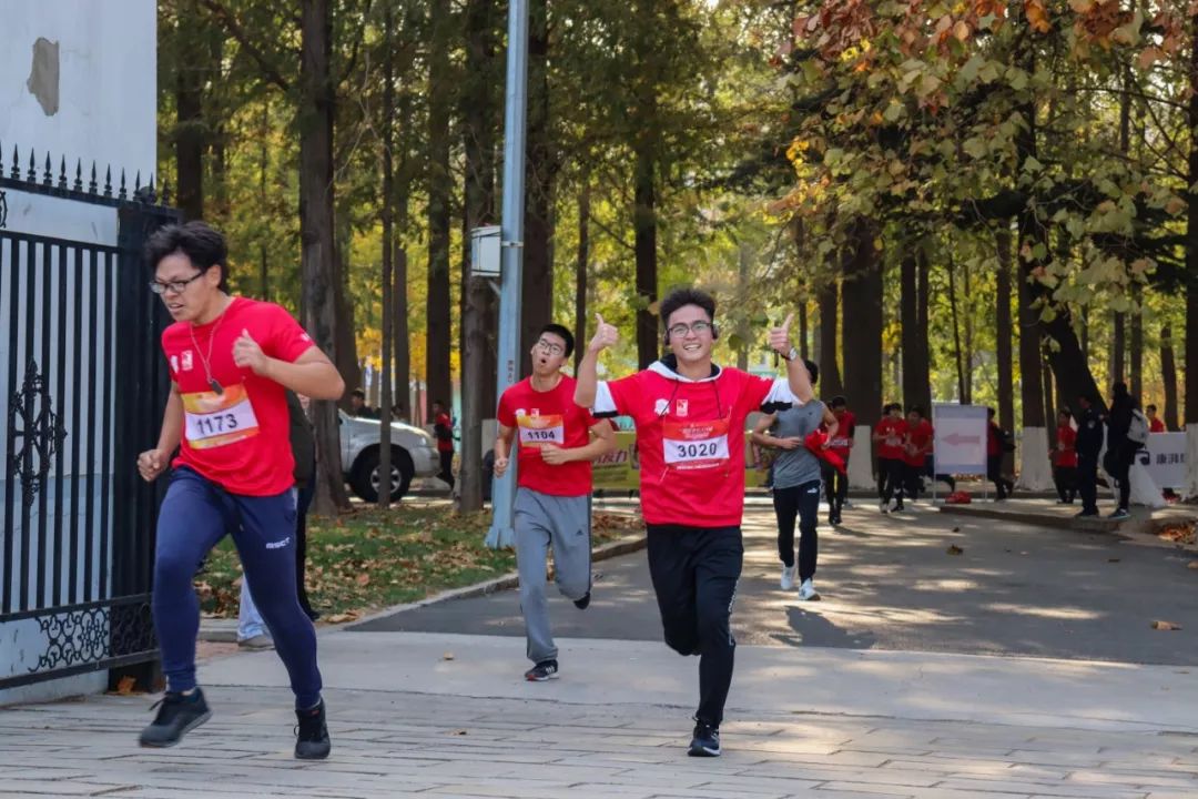 马拉松燃情开跑,2023半程马拉松鸣枪开跑