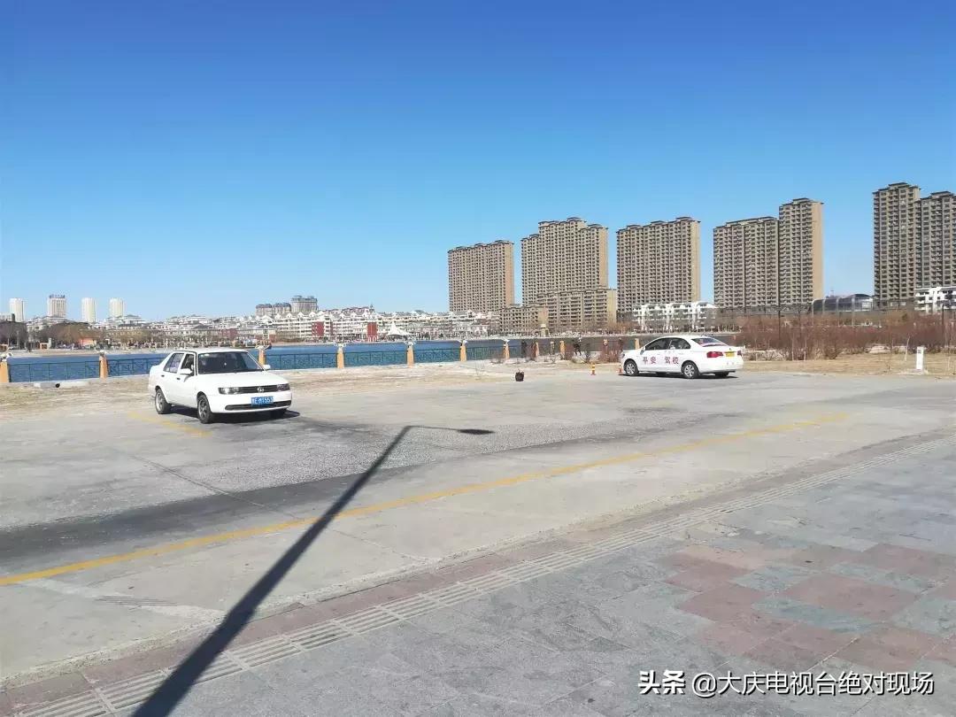 大庆平安驾校湖边停车场内练“倒库”如此练车“平安”吗?