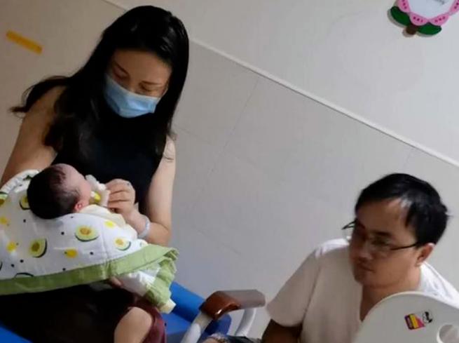 “最年轻岳母”走红，抱娃和女婿同框像一家三口，女儿：压力好大