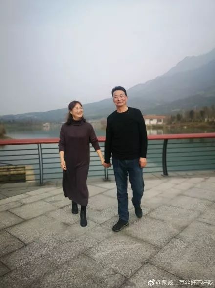 父母秀恩爱对子女的好处,父母特别秀恩爱的方式