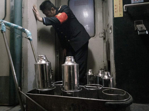 “庄户列车”要提速了慢悠悠的车厢一头连着乡愁一头连着亲情