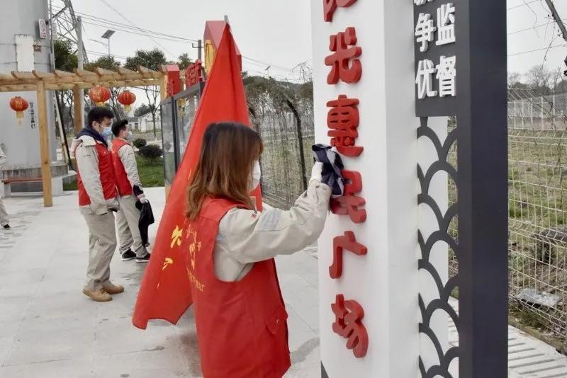 他一直都在诗歌,她一直都在作文600字