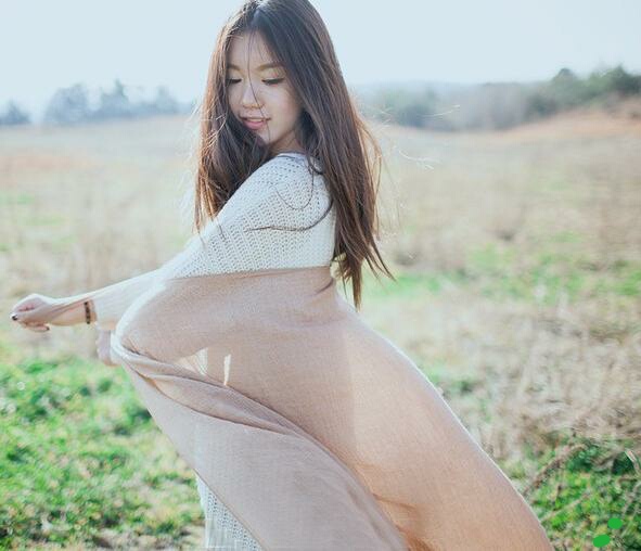 上联：随风漫步走，佳人飘逸似春柳。下联：？请友赐联