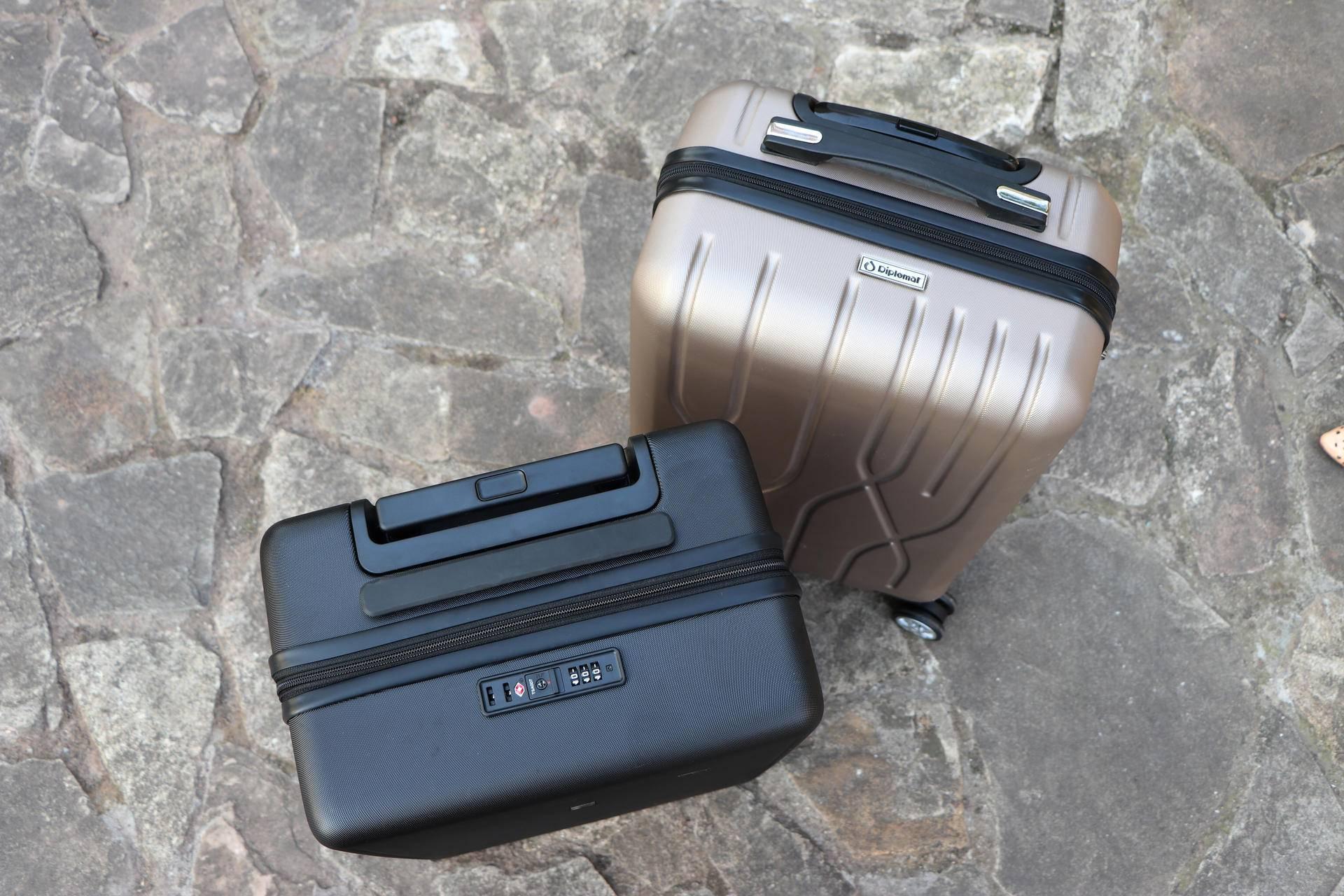 地平线8号对比外交官拉杆箱，滚轮之处见高低，颜值与实力之选！