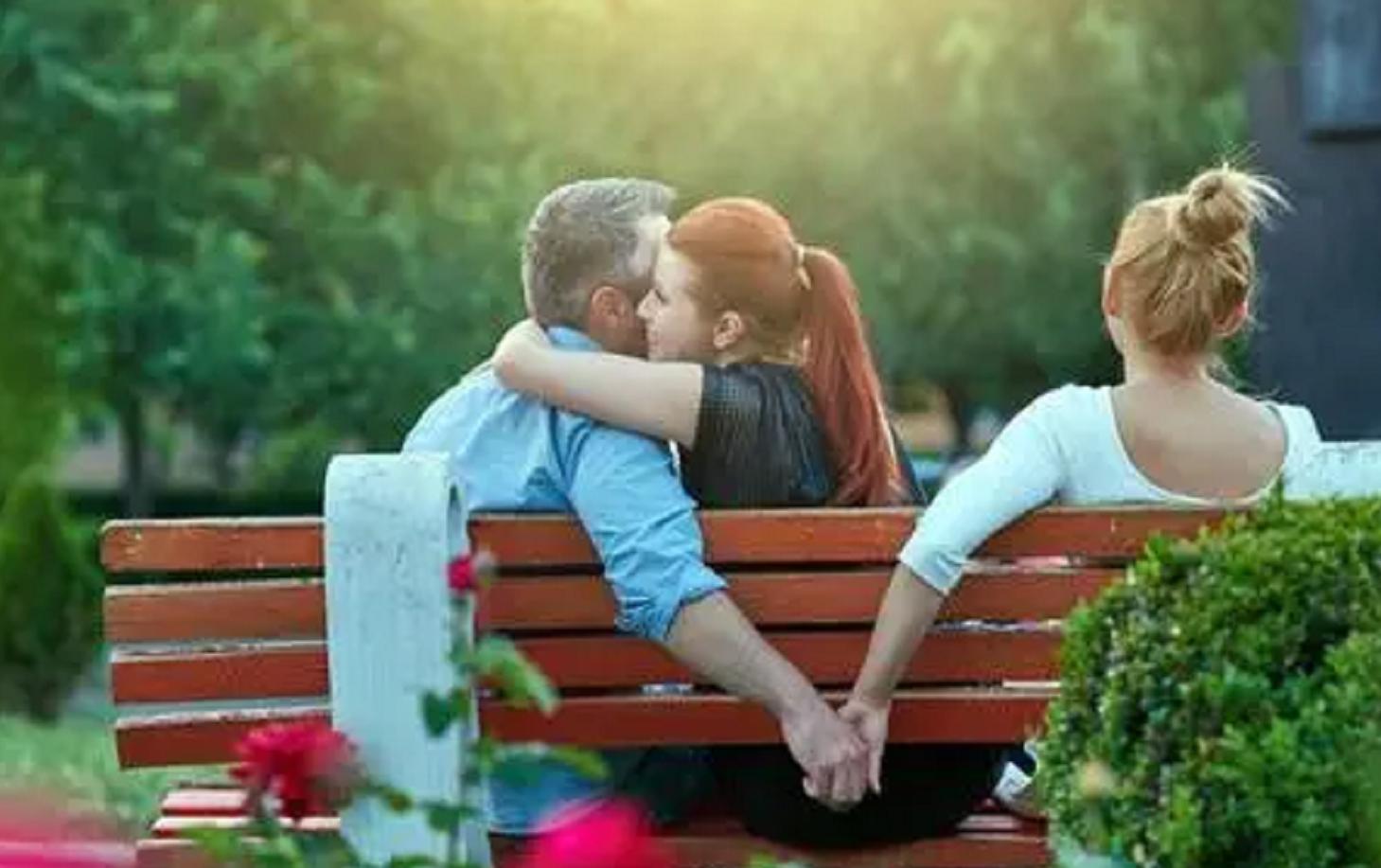 一女子当街跪求“宝马男”别分手，疑似女子出轨，网友：不可原谅