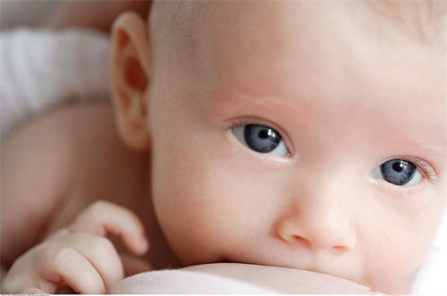 宝宝吃多久的奶能吃饱,宝宝早上喝多少奶合适