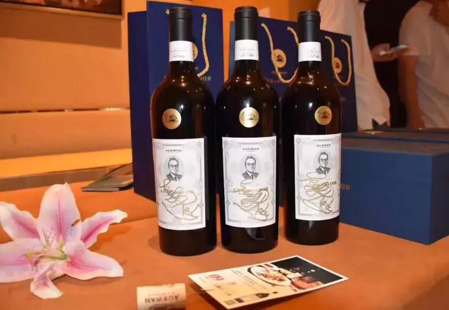 国航国内飞机携带行李规定,飞机允许携带行李箱最大尺寸