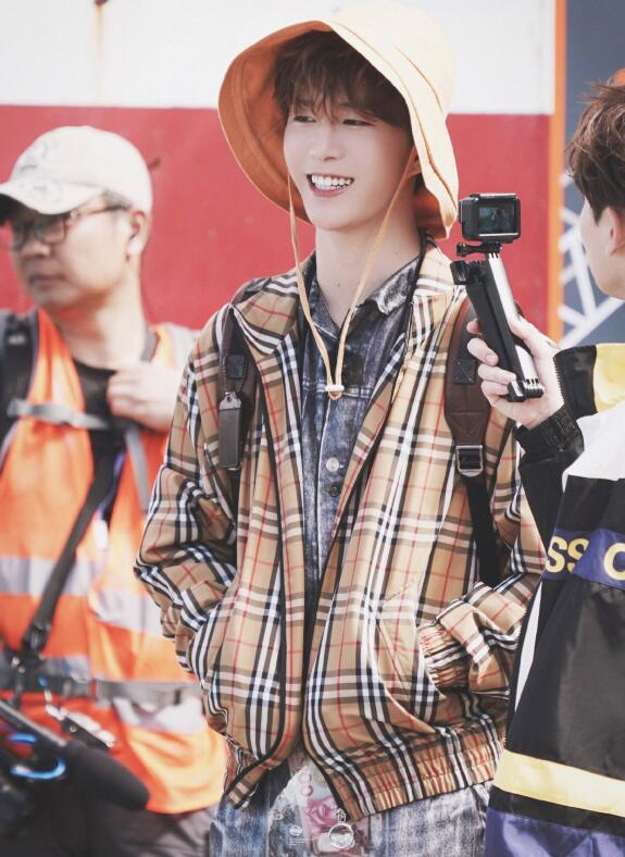 入秋之后担心自己脑门冷？那不如学学明星们戴潮帽，又酷又有范