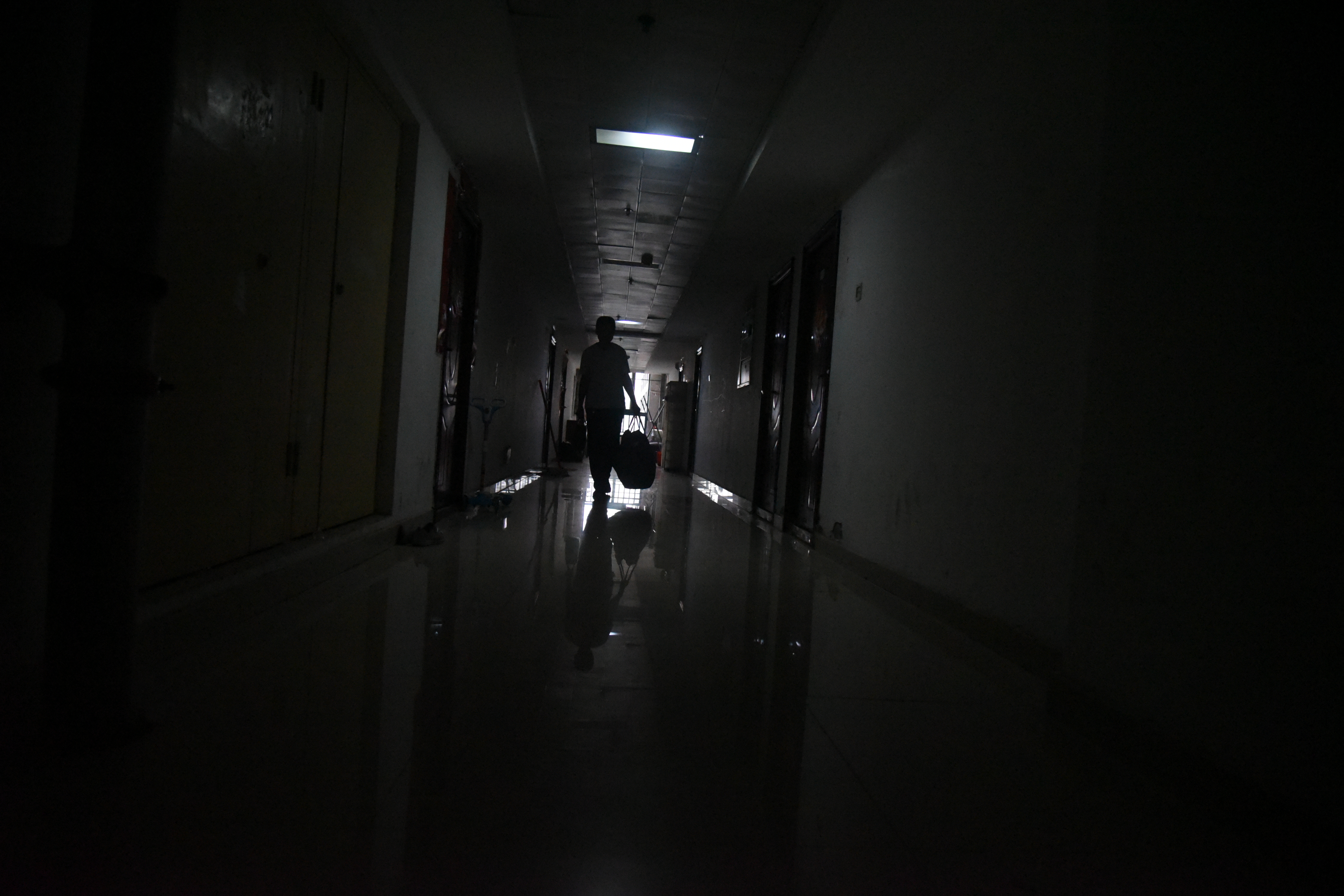 身患绝症姐姐们后悔,姐妹患重病好心大姐照顾她们