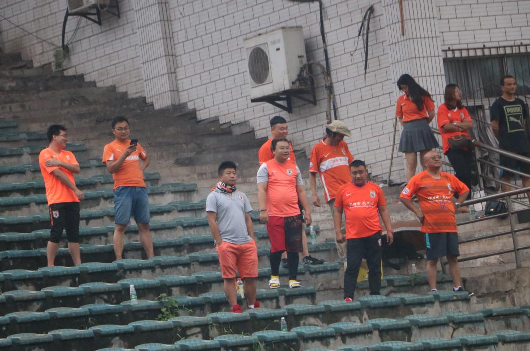 山东鲁能球迷的暖心举动,鲁能球迷的暖心举动