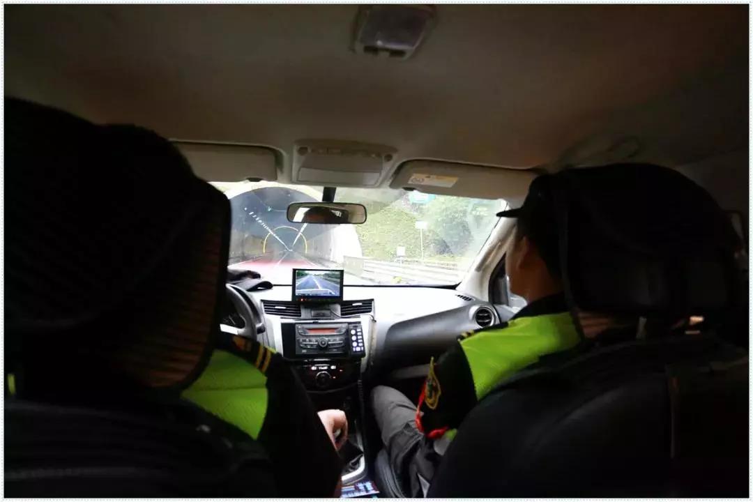 暴雨吊桥救人,暴雨救援桥