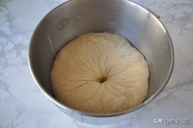 香蕉变黑别着急扔,加点面粉拌一拌,做面包,香甜松软,味道独特