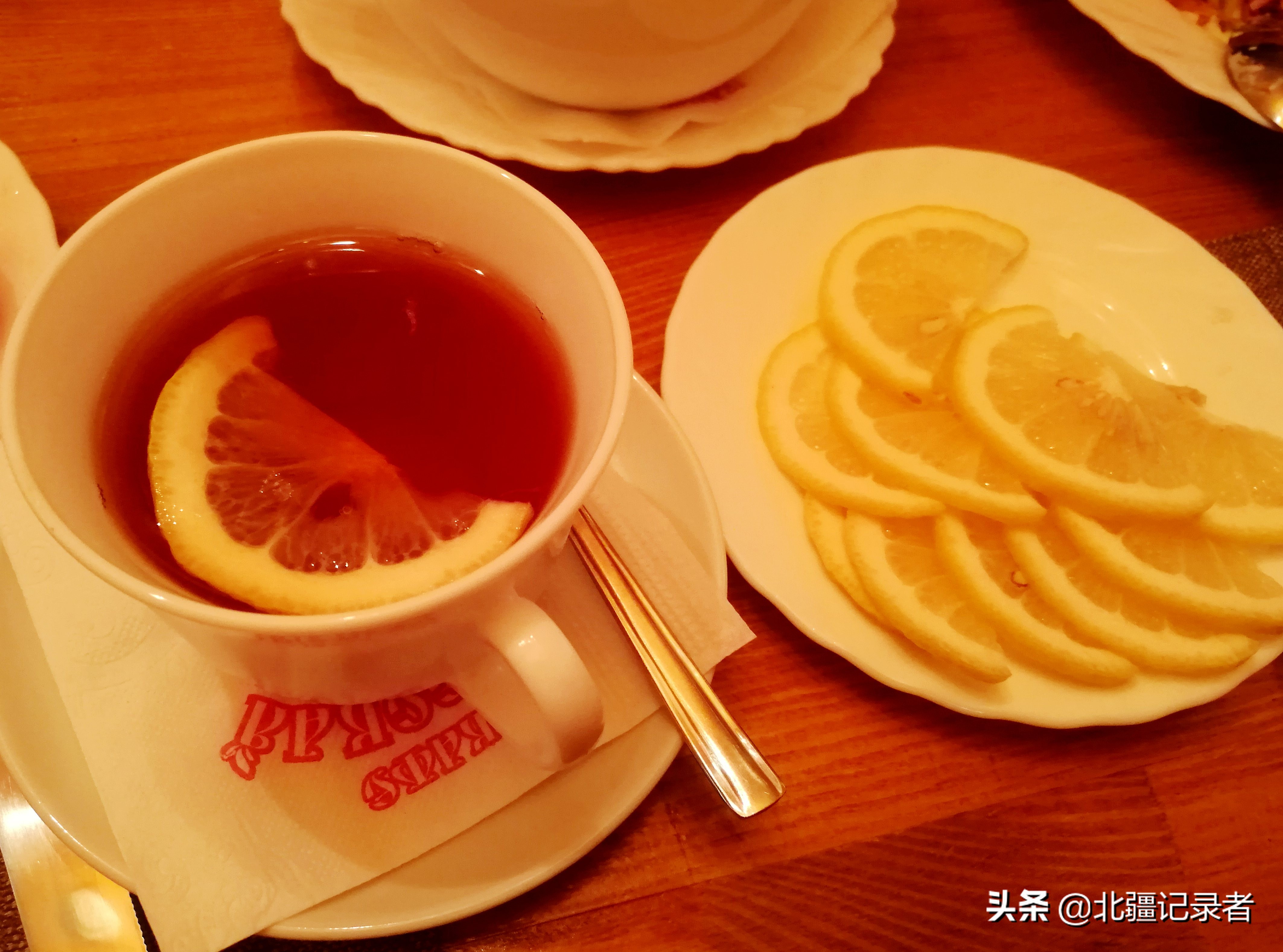 俄罗斯大叔用这些食材招待中国好朋友,中国大叔有话说