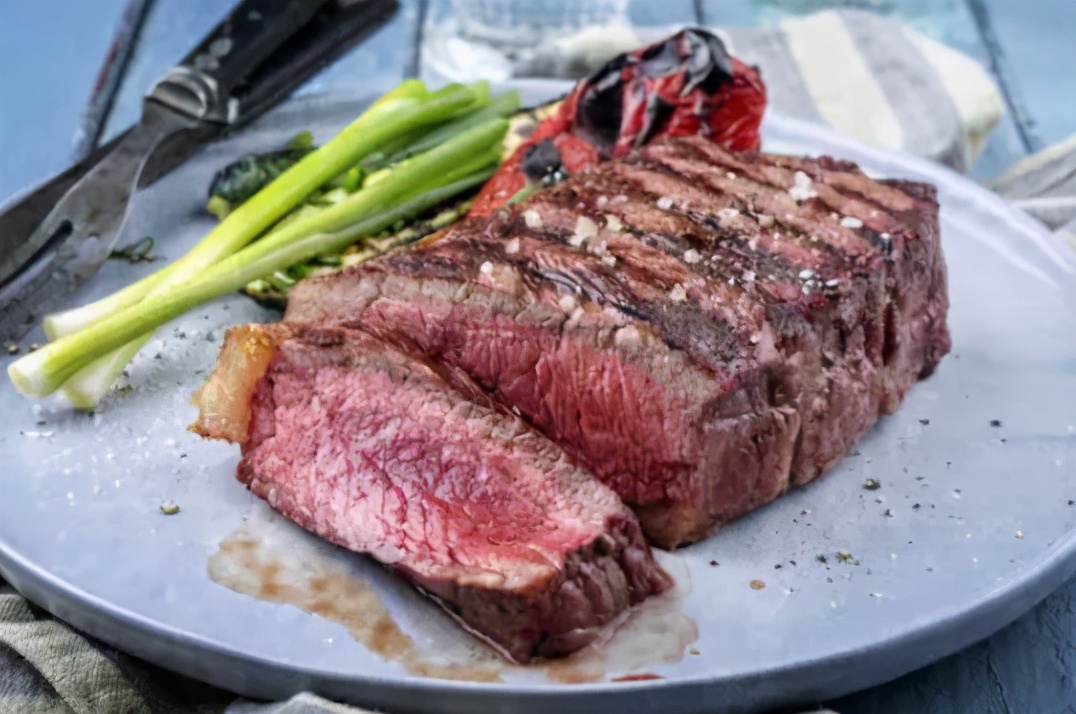 去吃牛排提前上的柠檬水是干嘛的 (吃牛排旁边的柠檬水是让喝的吗)