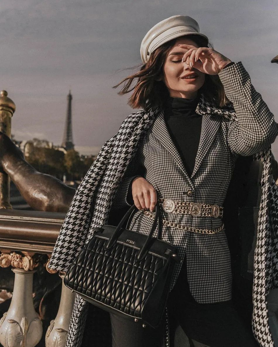 黑白格纹大衣怎么搭配好看,戴帽子黑白格纹大衣怎么搭配好看