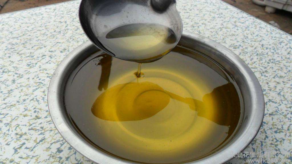 专家说农村自榨花生油不能吃,小伙公开榨油过程,专家不说话了