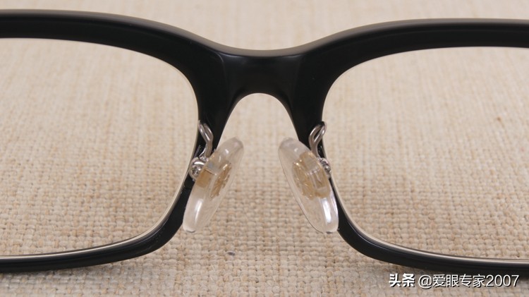 板材眼镜鼻托掉了怎么配,板材眼镜鼻托如何卸下来