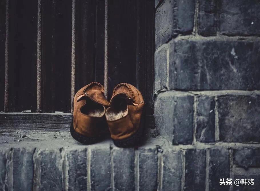 小时候偷偷抽了一口大人的烟,小时候偷抽我爸的烟被我爹发现了