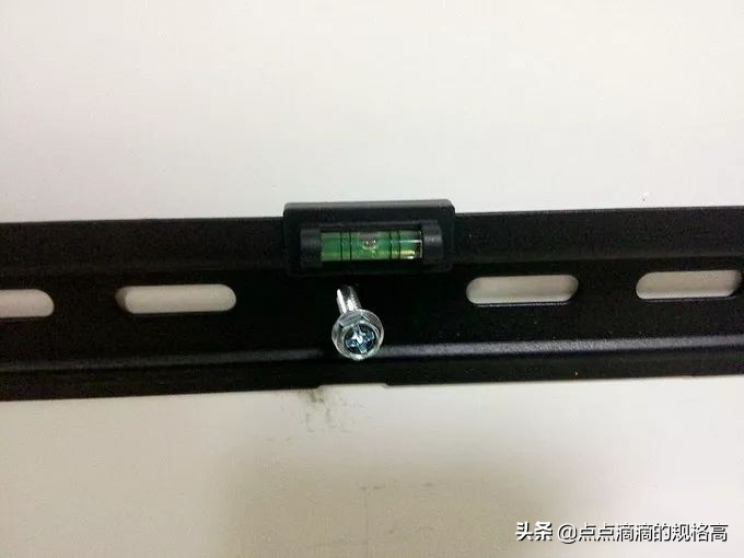 索尼电视底座支架怎么安装视频,l型通用电视挂墙支架安装方法