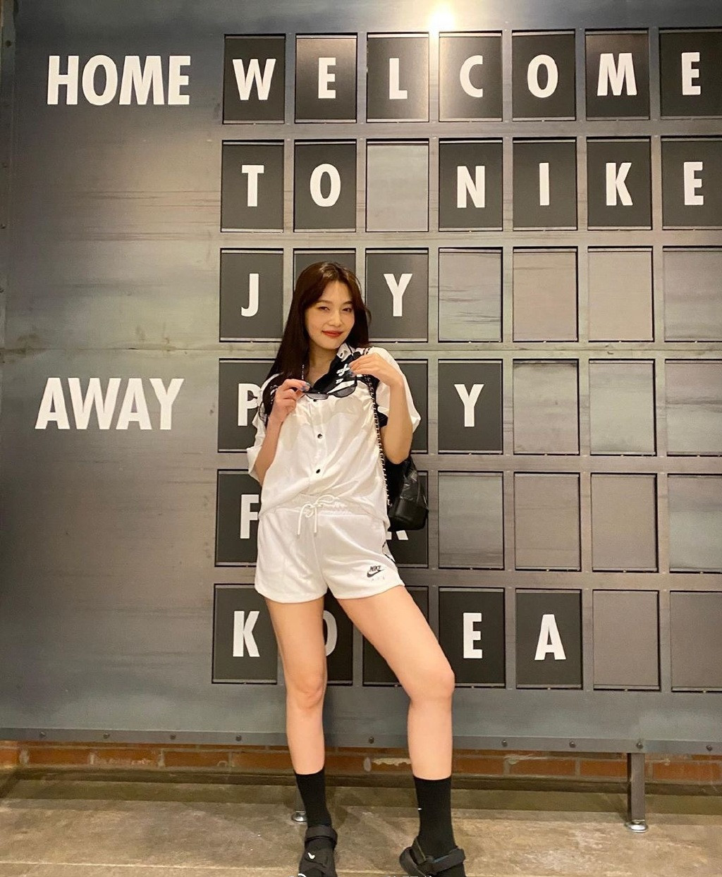 朴秀荣同款红色亮片裙,朴秀荣倪妮是同款裙子吗