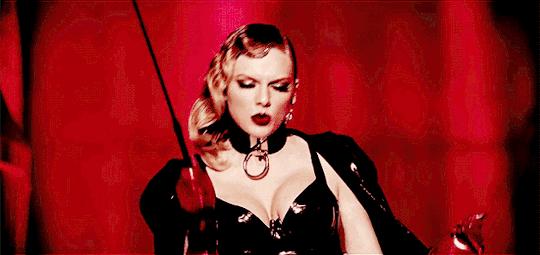 泰勒斯威夫特扔沙发,泰勒斯威夫特走出密林