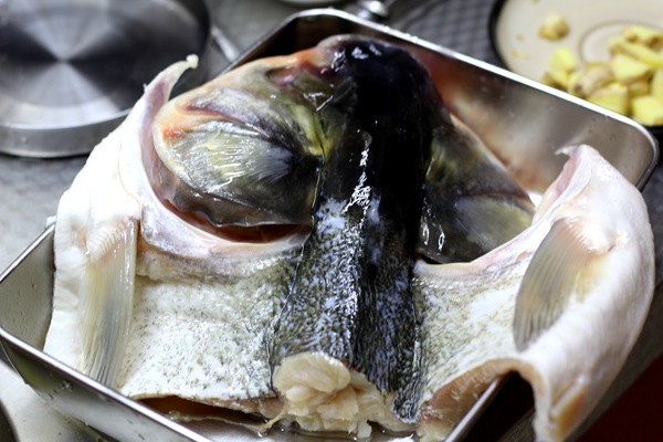 第一美食鱼头泡饼,北京特色菜鱼头泡饼