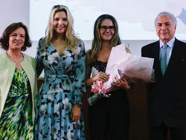 巴西总统小43岁娇妻美得窒息,巴西总统和法国老婆