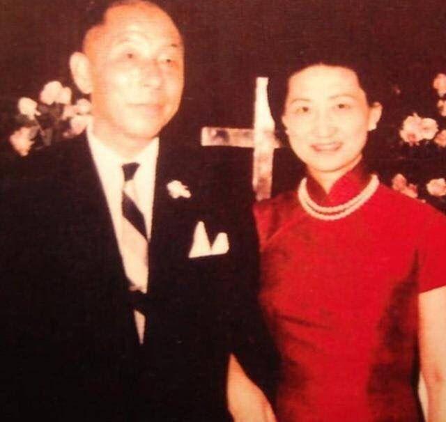 赵一荻与张学良晚年合影,赵一荻张学良两人差多少岁