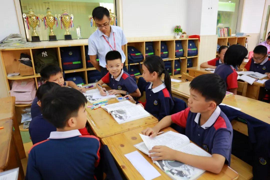 北大研究生毕业在深圳当小学老师,清华北大毕业生当老师年薪50万