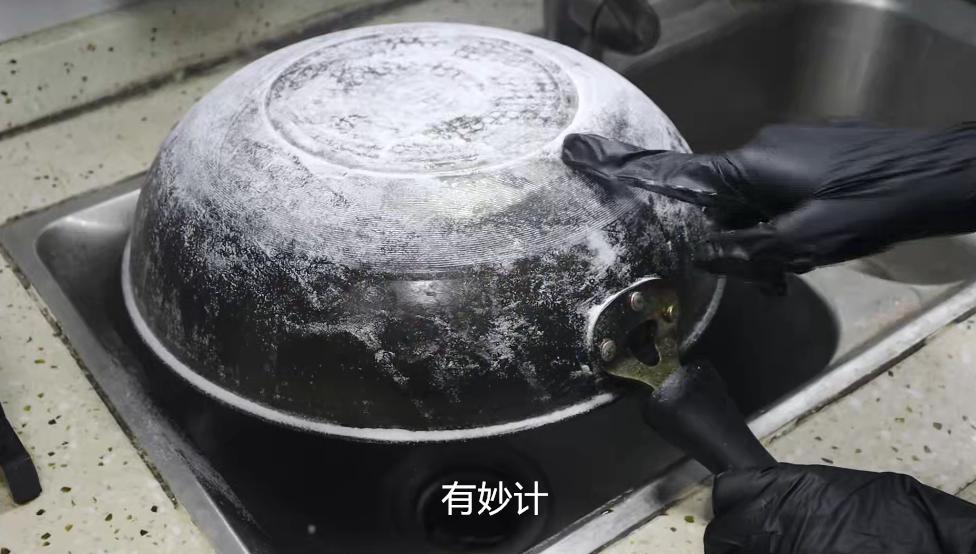 锅底油垢太厚用油污净,锅底的油污太厚太黑用什么来清除