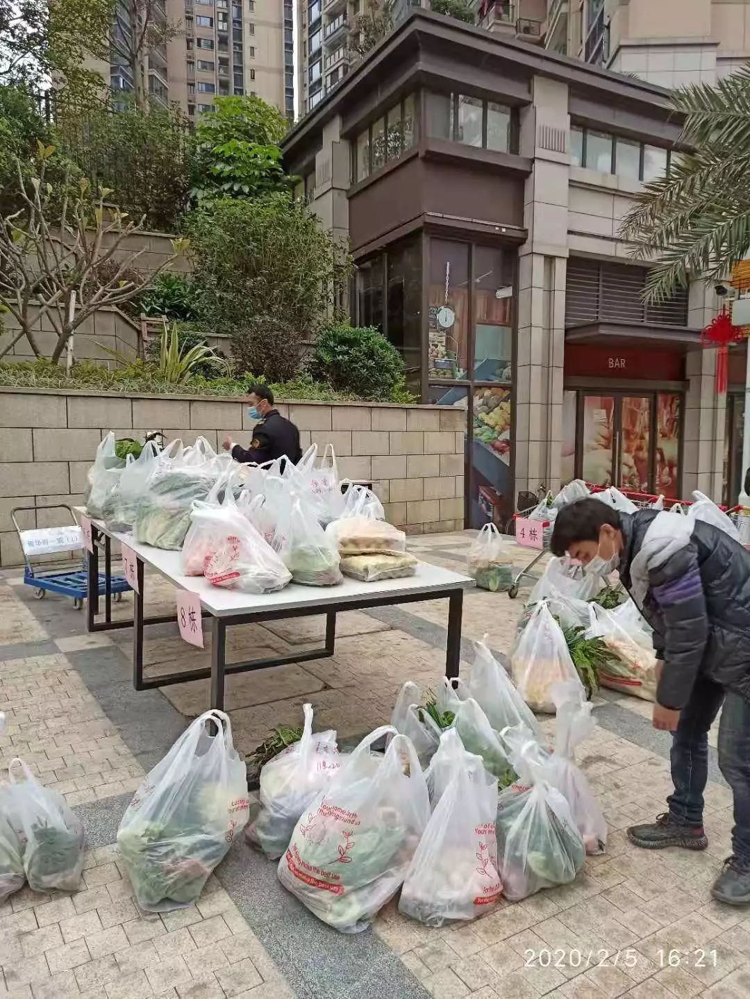 天河|暖心!招商雍华府开启代购代买送菜“三位一体”服务