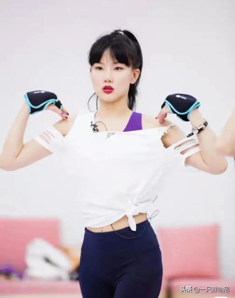 斜肩露半边肩衣服穿搭,夏天就要露肩